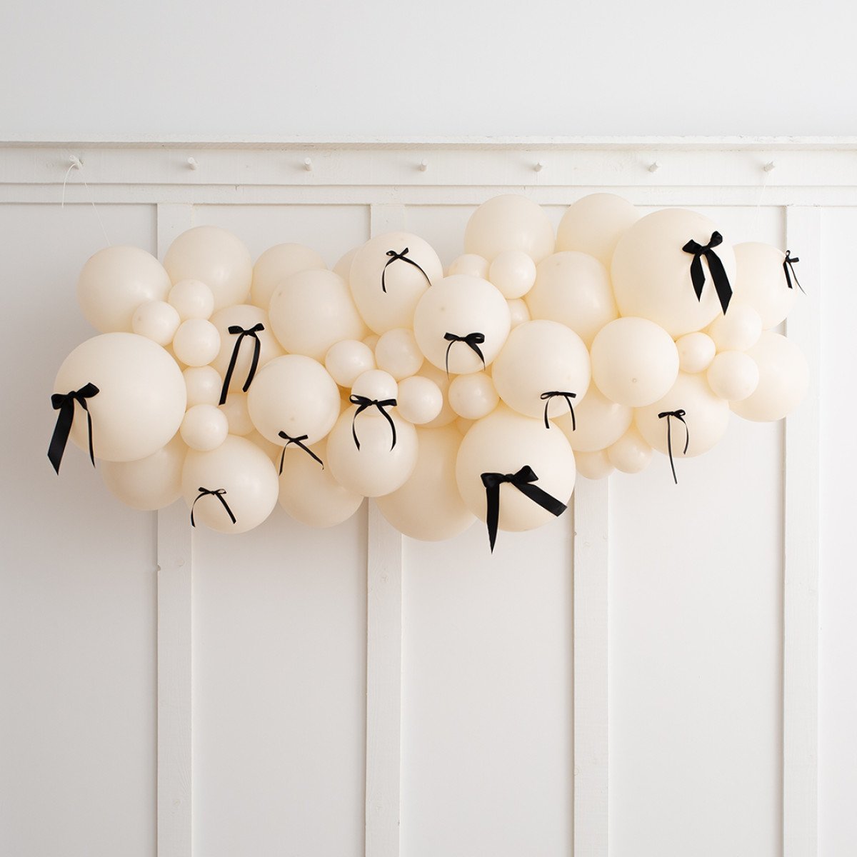 Black Ivory Bow 2m Latex Balloon Garland