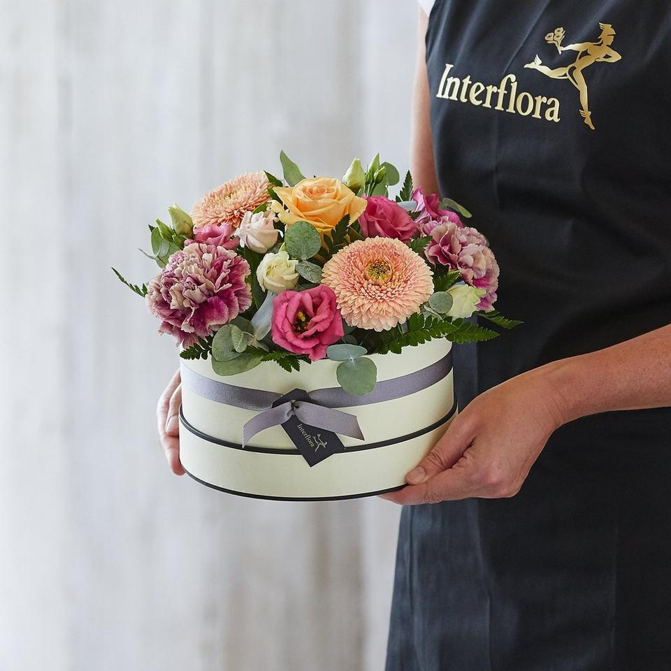 Hatbox made with the finest flowers